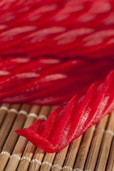 Ярко-красная лакричная конфета — стоковое фото