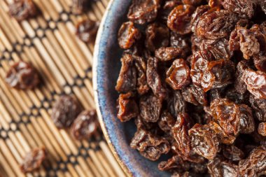 Organik kurutulmuş pişmemiş kuru üzüm