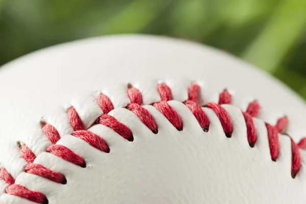 Neuer weißer Baseball im grünen Gras — Stockfoto