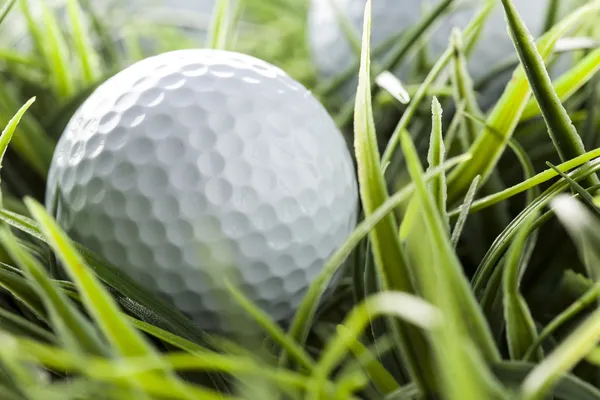 Čistě bílé golfball na zelené trávě — Stock fotografie