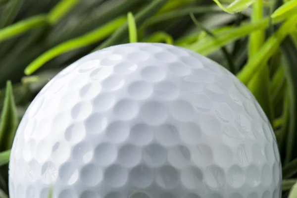 Чистый белый мяч для гольфа на зеленой траве — стоковое фото