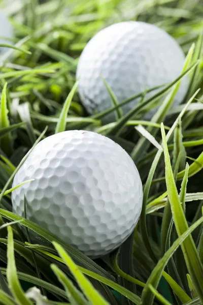 Čistě bílé golfball na zelené trávě — Stock fotografie