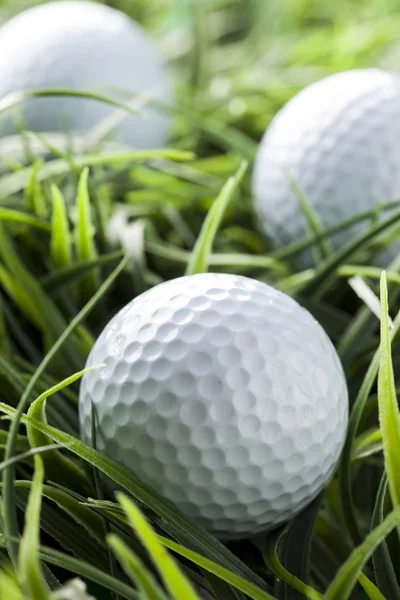 Čistě bílé golfball na zelené trávě — Stock fotografie