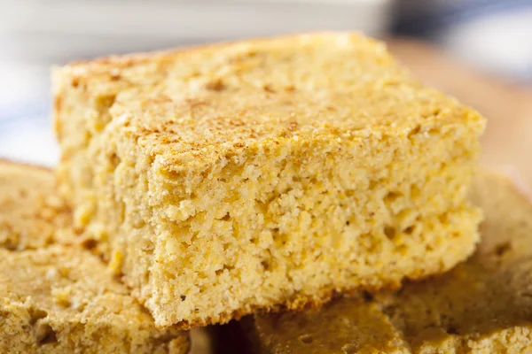 Золотой органический домашний кукурузный хлеб — стоковое фото