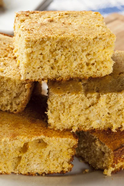Pão de milho caseiro orgânico dourado — Fotografia de Stock