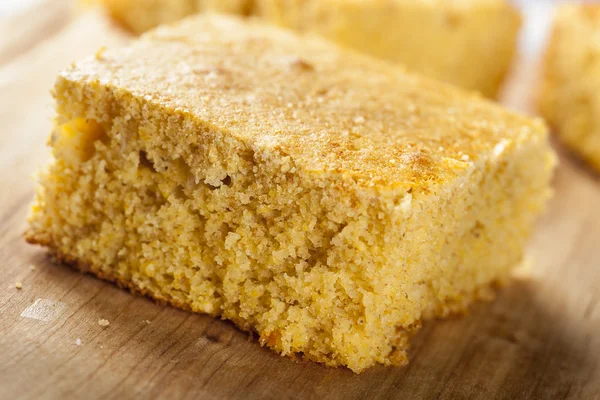 Pão de milho caseiro orgânico dourado — Fotografia de Stock