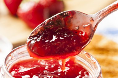 ev yapımı organik kırmızı çilekli jöle