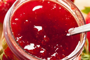 ev yapımı organik kırmızı çilekli jöle