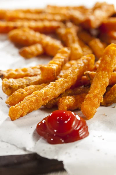 Fritas de batata doce orgânicas crocantes — Fotografia de Stock