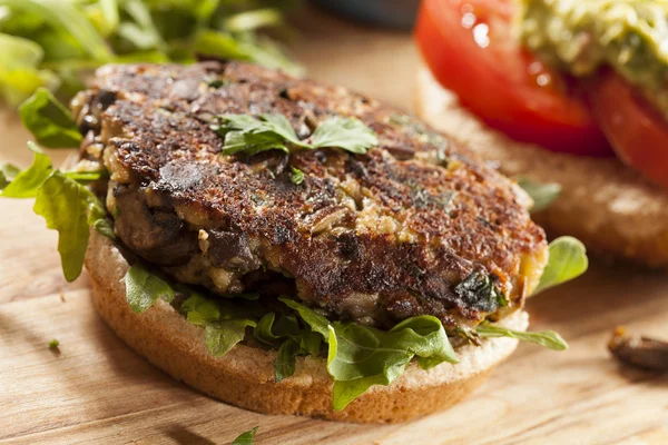 Hemlagad ekologisk vegetarisk svamp hamburgare — Stockfoto