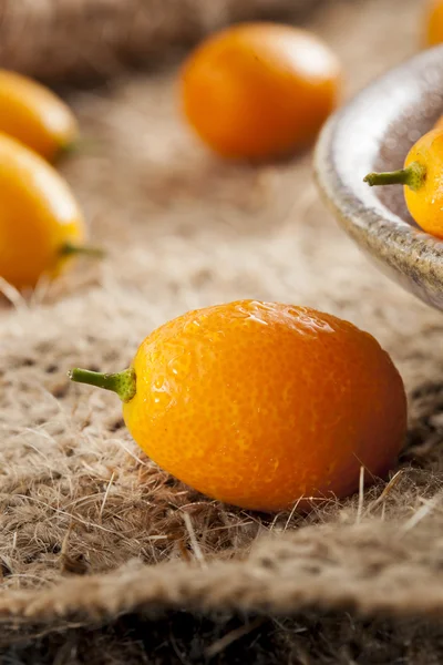Friss szerves nyers Kumquats — Stock Fotó