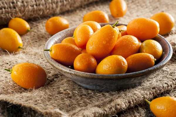 Čerstvé bio raw kumquaty — Stock fotografie