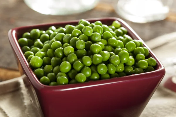 Frische grüne gekochte Bio-Erbsen — Stockfoto
