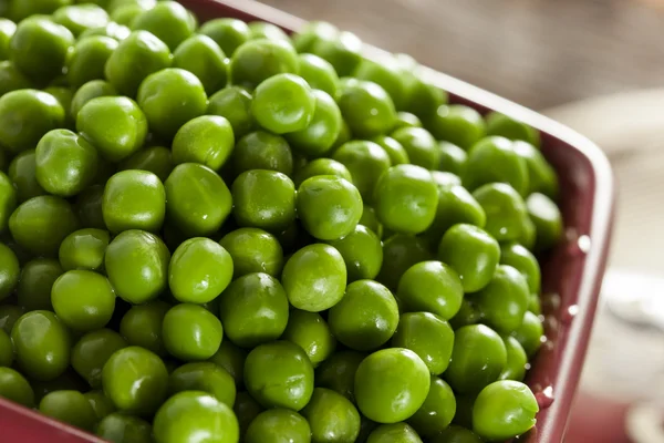 Ervilhas cozidas orgânicas verdes frescas — Fotografia de Stock