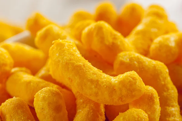 Queijo inchado laranja insalubre batatas fritas — Fotografia de Stock