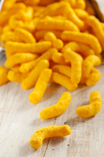 Ongezonde oranje gezwollen kaas chips — Stockfoto