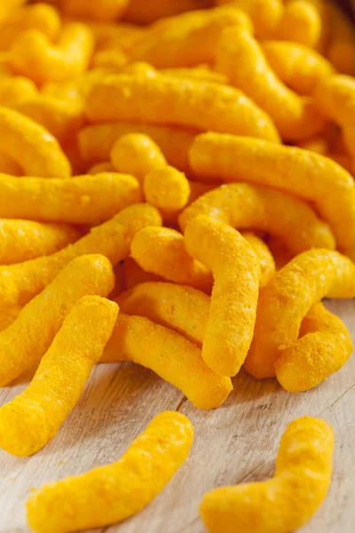 不健康なオレンジふくらんでいるチーズのポテトチップス — ストック写真