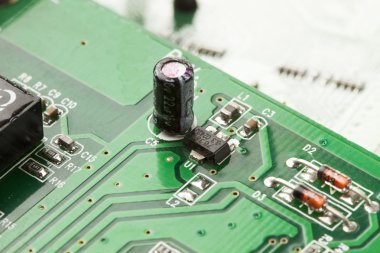 Yeşil elektrik devre kartı mikroçipler ve transistör