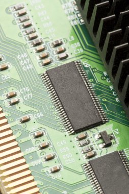 Yeşil elektrik devre kartı mikroçipler ve transistör
