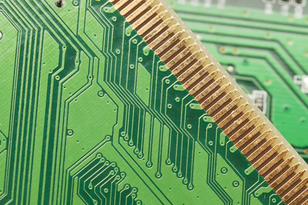 Placa de circuito eléctrico verde con microchips y transistores — Foto de Stock