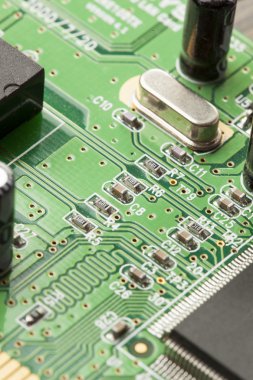 Yeşil elektrik devre kartı mikroçipler ve transistör