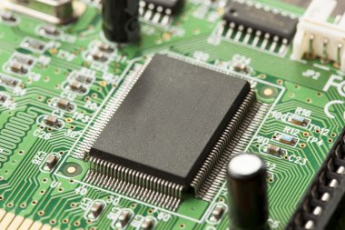 Yeşil elektrik devre kartı mikroçipler ve transistör