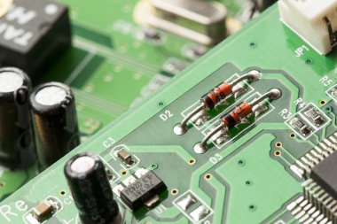 Yeşil elektrik devre kartı mikroçipler ve transistör