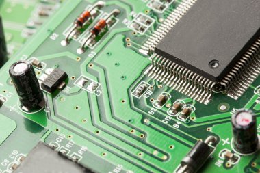 Yeşil elektrik devre kartı mikroçipler ve transistör