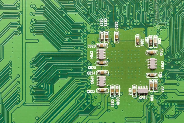 Placa de circuito eléctrico verde con microchips y transistores — Foto de Stock