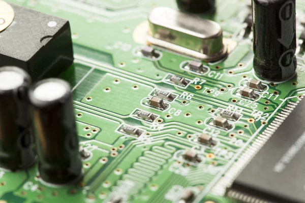 Yeşil elektrik devre kartı mikroçipler ve transistör