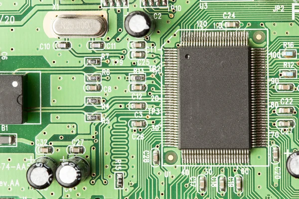 Placa de circuito eléctrico verde con microchips y transistores — Foto de Stock