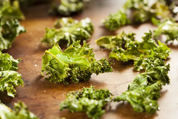 Homemade Organic Green Kale Chips — Stock Photo, Image