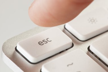 gri bilgisayar klavyesindeki Escape tuşuna basarak parmak