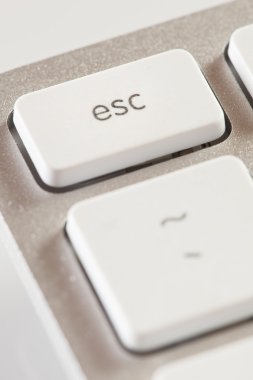 Çıkış düğmesi gri ve beyaz bilgisayar klavyesindeki