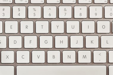 Beyaz ve gri bilgisayar klavye