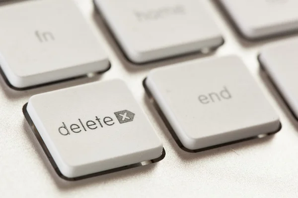 Удалить кнопку на белой и серой клавиатуре компьютера — стоковое фото