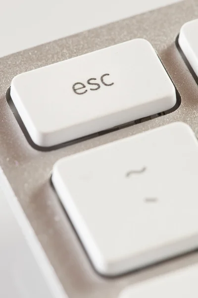 Botón de escape en un teclado de computadora blanco y gris —  Fotos de Stock