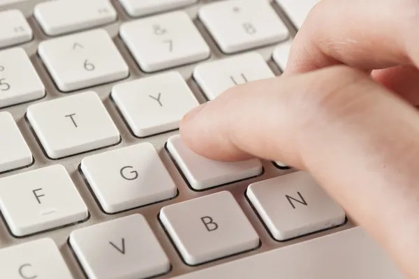 Finger tippen auf einer Computertastatur — Stockfoto