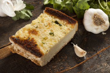 ev yapımı gevrek sarımsaklı ekmek