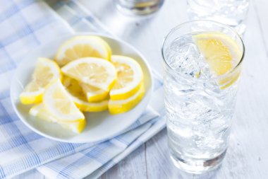 Limonlu serinletici buzlu soğuk su