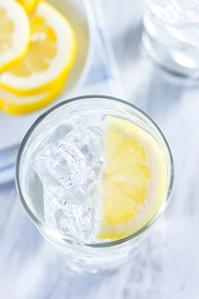 Освежающая ледяная вода с лимоном — стоковое фото