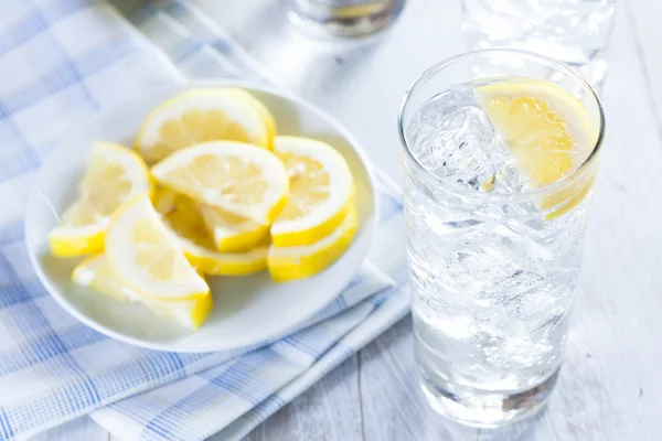 Verfrissend ijs koud water met citroen — Stockfoto