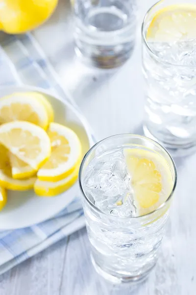 レモンのさわやかな氷冷たい水 — ストック写真