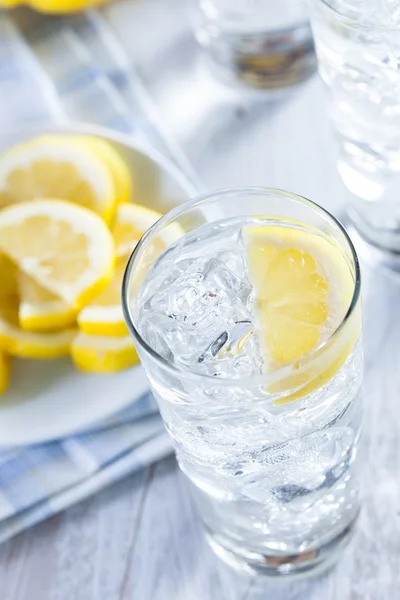 Água gelada refrescante com limão — Fotografia de Stock