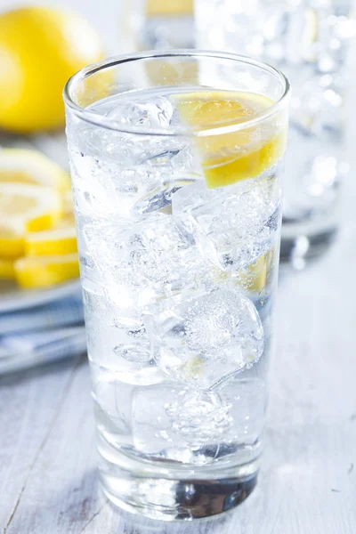 Água gelada refrescante com limão — Fotografia de Stock