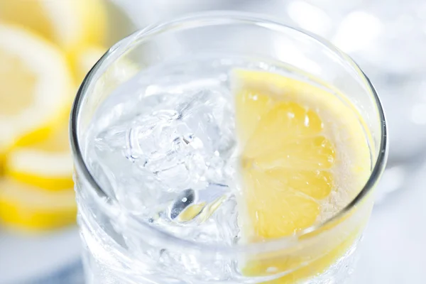Agua fría refrescante con limón — Foto de Stock