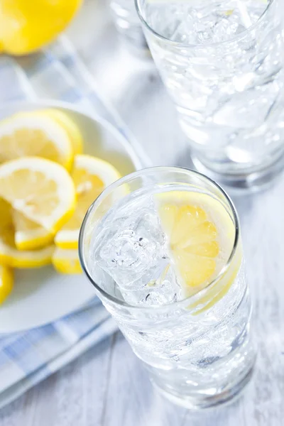 Água gelada refrescante com limão — Fotografia de Stock