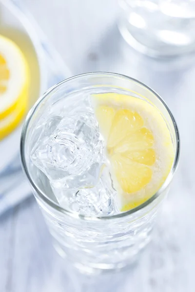 Agua fría refrescante con limón — Foto de Stock