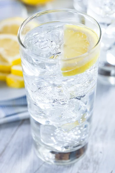 Menyegarkan Air Dingin Es dengan Lemon — Stok Foto
