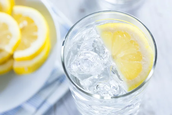 Frissítő, jeges hideg vizet citrommal — Stock Fotó
